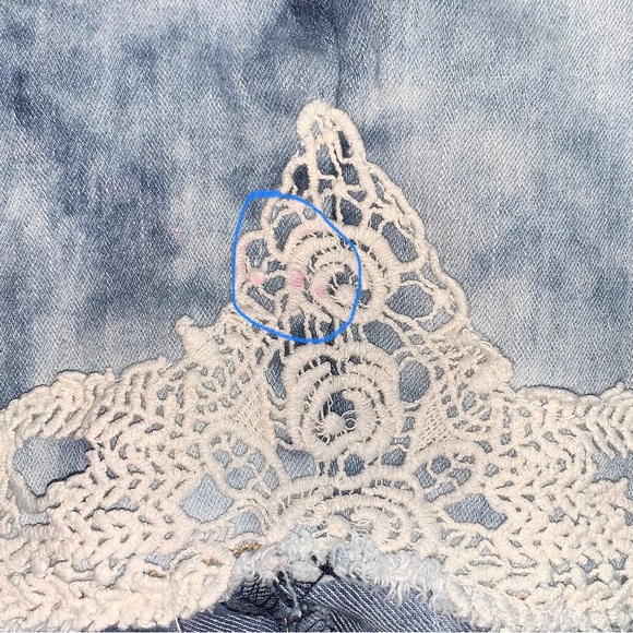 THREAD MARKET Plus Acid Washed Lace Embellished Raw Hem Shorts Sz 20 - Picture 7 of 7